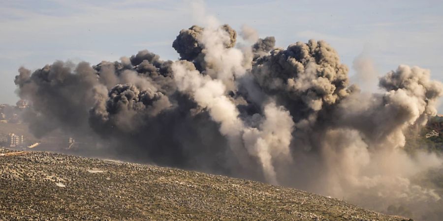 Schwarzer Rauch steigt nach einem israelischen Luftangriff am Rande von Yaroun, einem libanesischen Grenzdorf zu Israel, auf. Foto: Hassan Ammar/AP