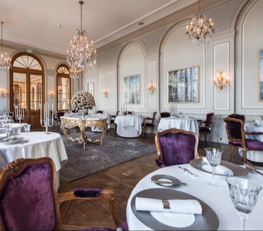 ... und im Luxus-Restaurant Cheval Blanc im Basler Fúnfsternehotel Les Trois Rois aus.