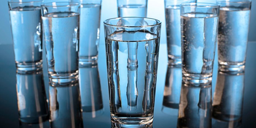 Acht Gläser entsprechen rund 2 Litern Wasser.