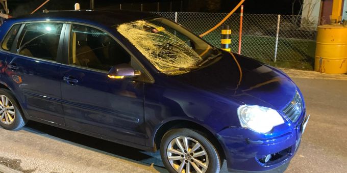 Auto kollidiert mit Fussgängerin. Kollision mit Fussgängerin