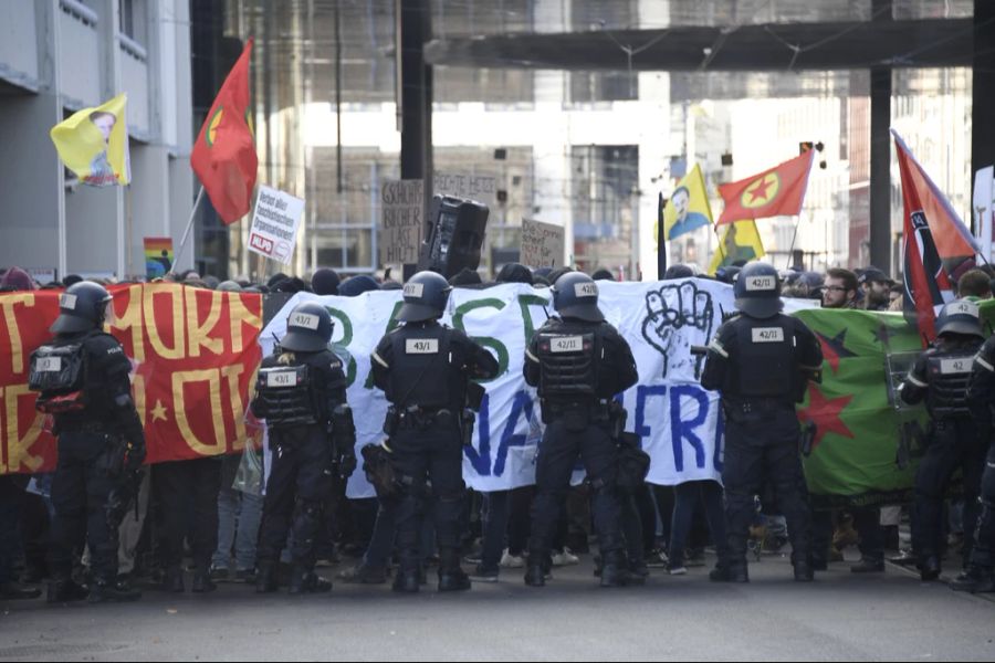 Bereits im November 2018 war es am Rande einer Veranstaltung von Rechtsextremen zu gewalttätigen Ausschreitungen mit derselben Gruppierung gekommen. (Archivbild)