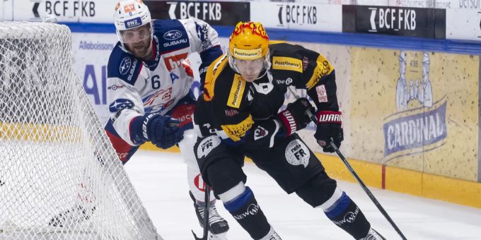 Yannick Weber vom ZSC verfolgt Freiburg-Topscorer Marcus Soerensen. ZSC