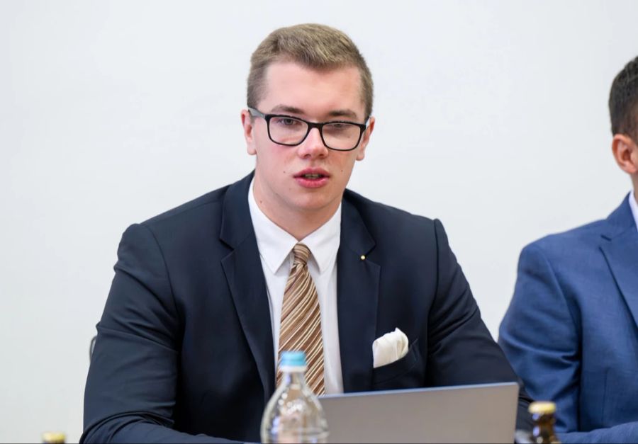 Daniel Halemba nimmt an der konstituierende Sitzung der AfD-Landtagsfraktion im Landtag teil.