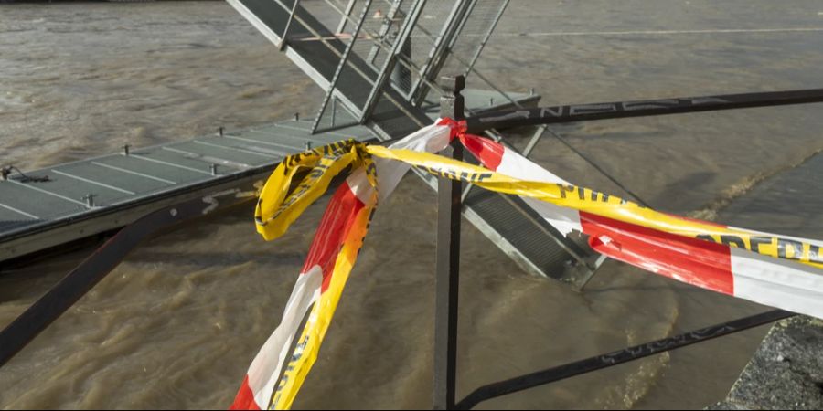 Schleuse Birsfelden Rhein Öl