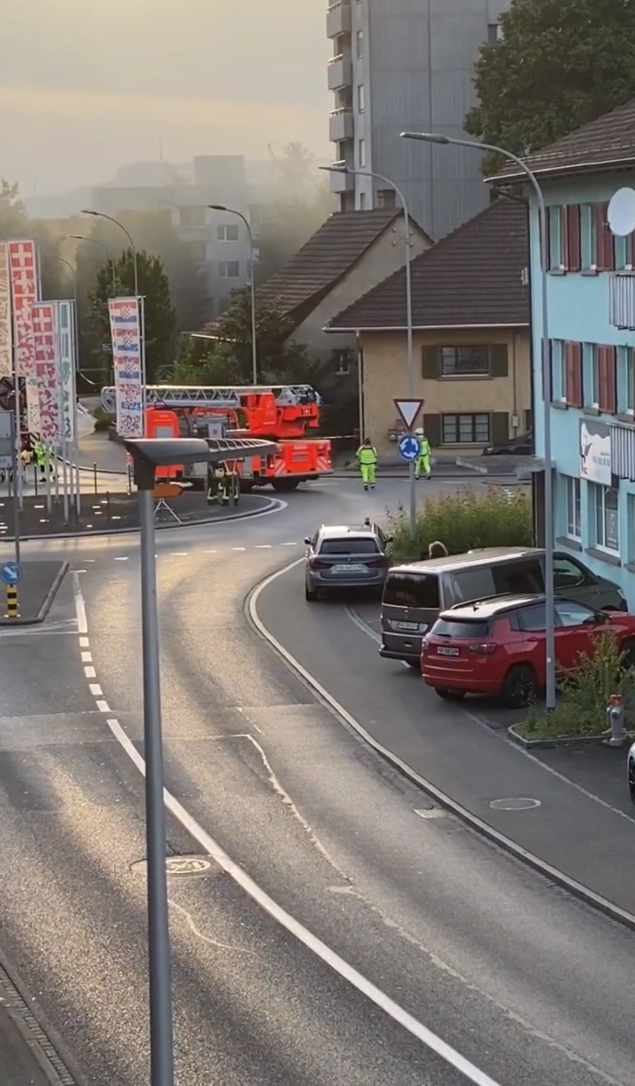 Die Zufahrt zur Einstellhalle wurde abgesperrt, Feuerwehr und Rettungskräfte waren im Einsatz.