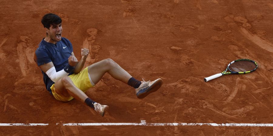 Carlos Alcaraz jubelt über den French-Open-Sieg.