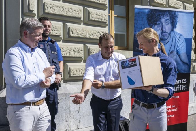 Ständerat Marco Chiesa (SVP/TI), Nationalrat Thomas Matter (SVP/ZH) und Nationalrat Lorenzo Quadri (Lega/TI), v.l.n.r., reichen die SRG-Initiative «200 Franken sind genug» ein, am 10. August 2023, in Bern. Marco Chiesa SRG-Initiative