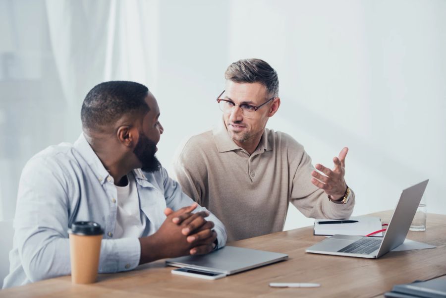 männer diskutieren miteinander, büro