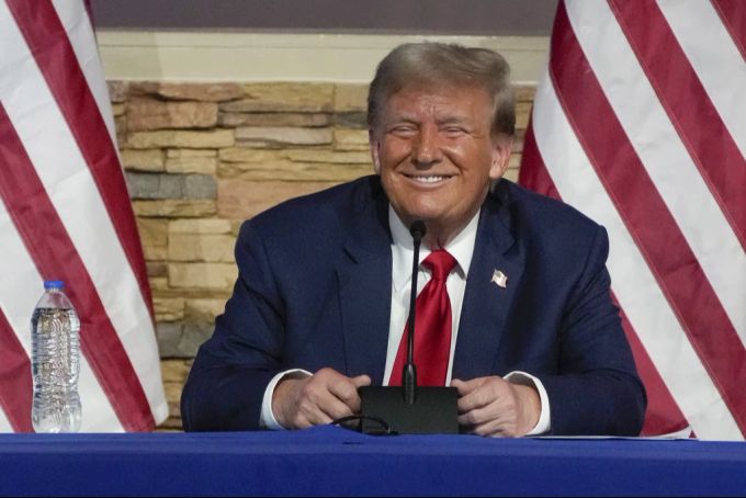Ex-Präsident Donald Trump lächelt während einer Wahlkampf-Veranstaltung in der «180 Church» in Detroit. Donald Trump Kirche Wahlkampf
