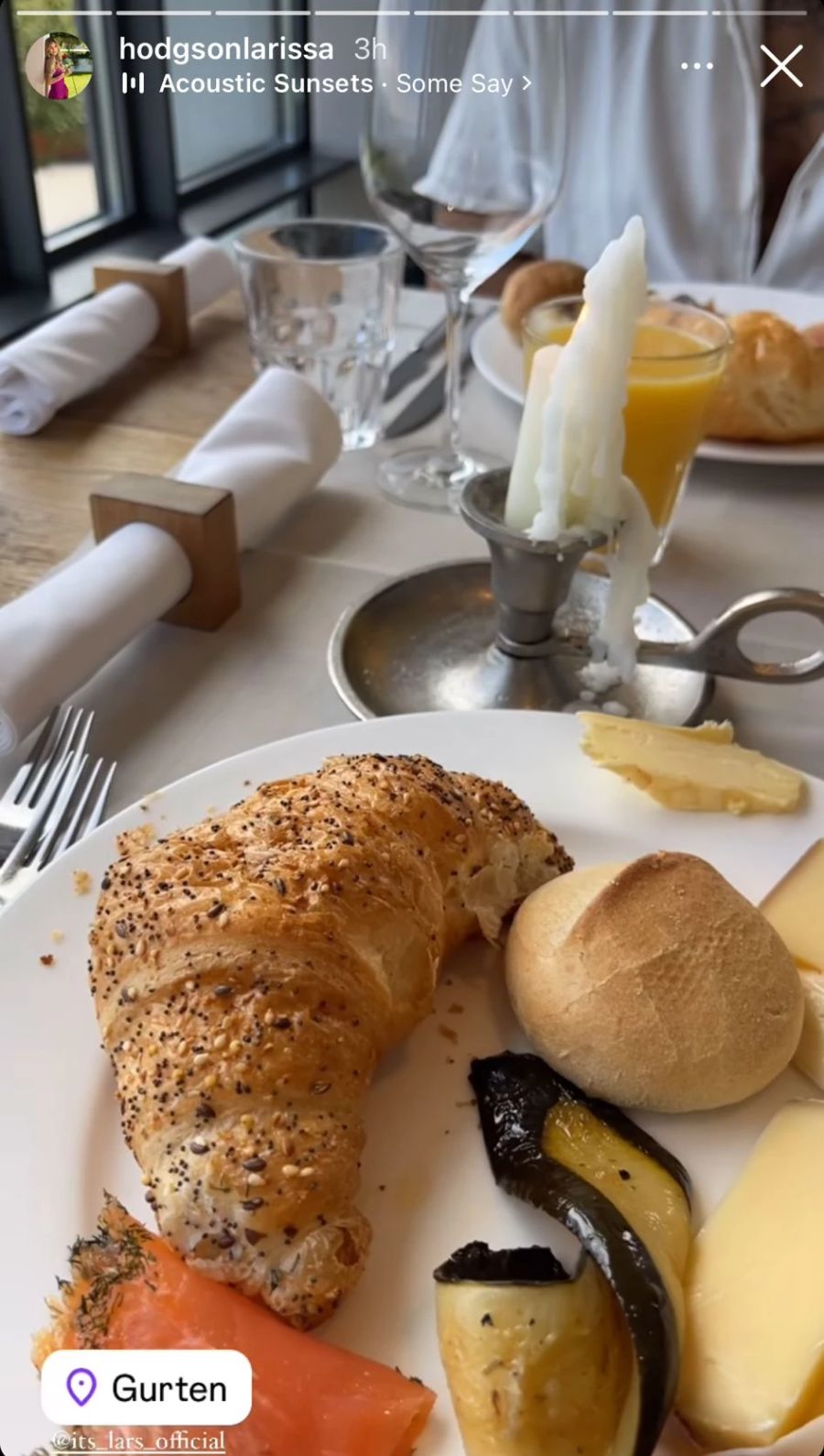 Am Sonntagmorgen gibt's das nächste Update. Larissa und Lars brunchen auf dem Berner Hausberg.