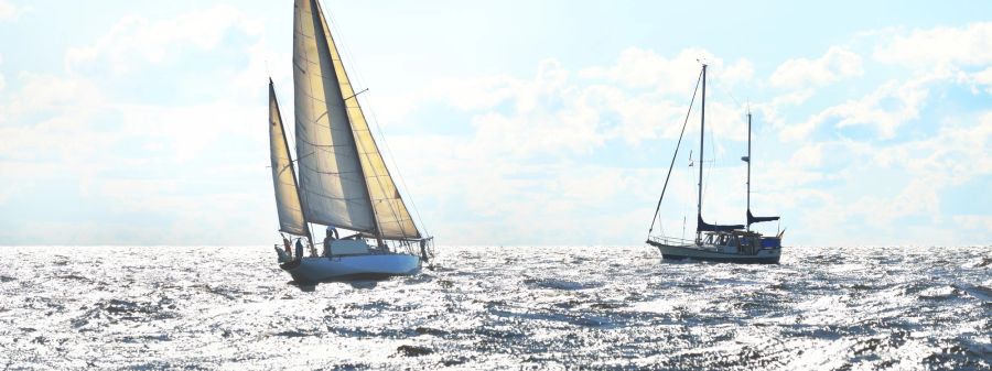 Zwei Segelboote auf ruppiger See.