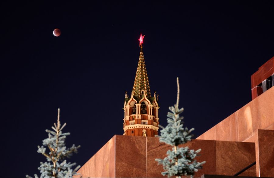 Hier geht der Blutmond hinter dem Kreml in Moskau auf.