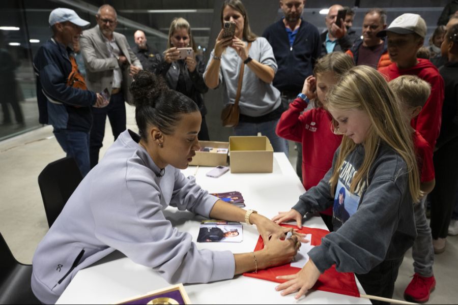 Ditaji Kambundji erfüllt einen von zahlreichen Autogramm-Wünschen.