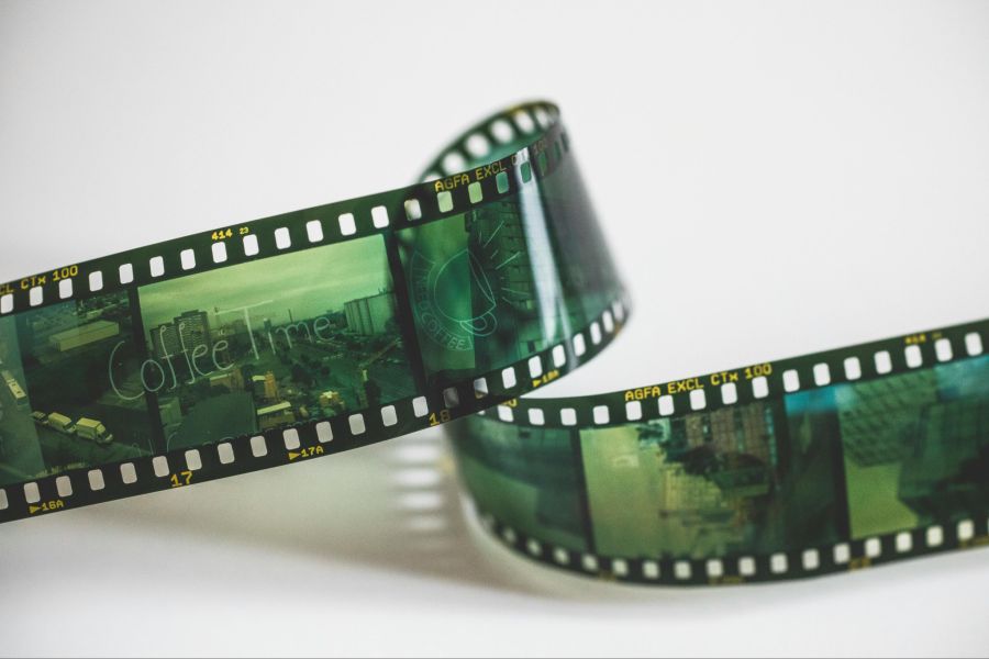 Denn man entwickle 100 Filme pro Tag und müsse nun die Kapazitäten hochfahren.