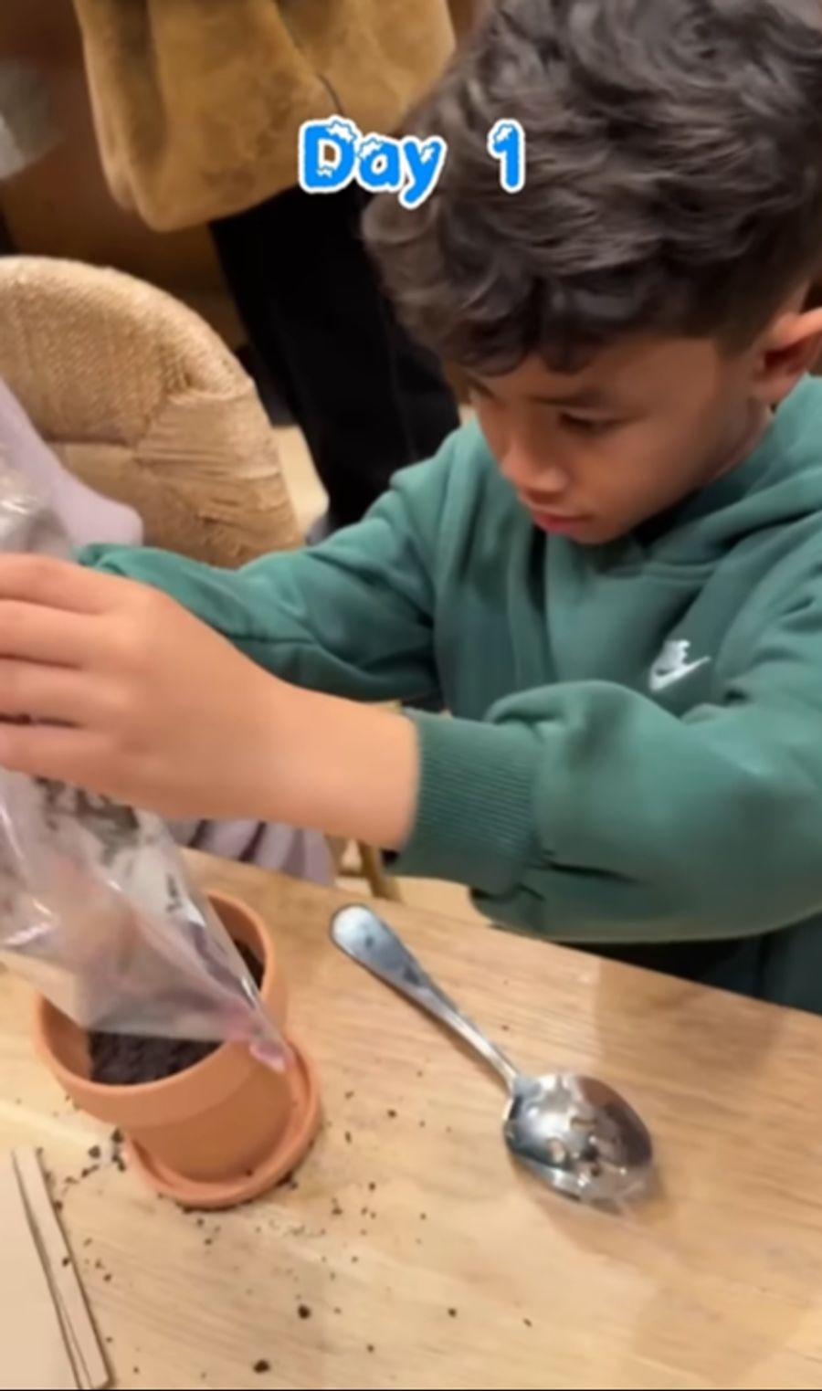 Aus den süssen «Brösmeli» sollen nun Zuckerstangen entstehen.