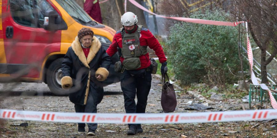 Ein Sanitäter evakuiert eine ältere Bewohnerin, nachdem eine russische Drohne ein Wohnhaus getroffen hat. Foto: Efrem Lukatsky/AP/dpa/Archiv