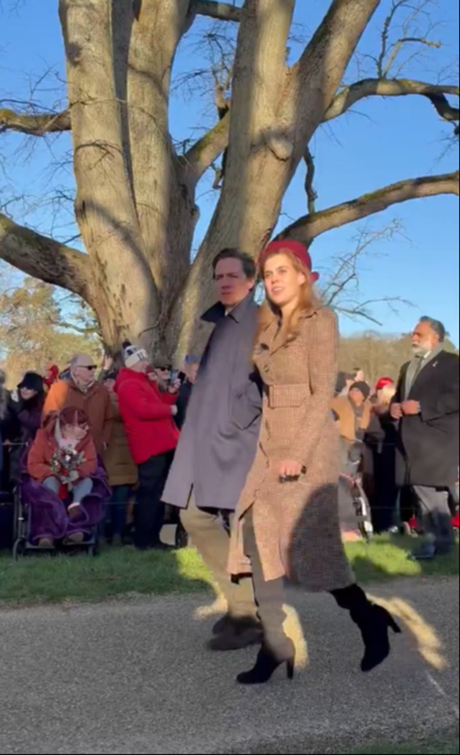 Prinzessin Beatrice trägt wie ihre Schwester einen Karo-Mantel.