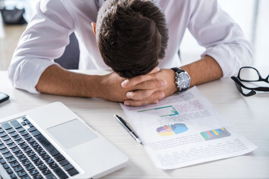 erschöpfter mann im büro