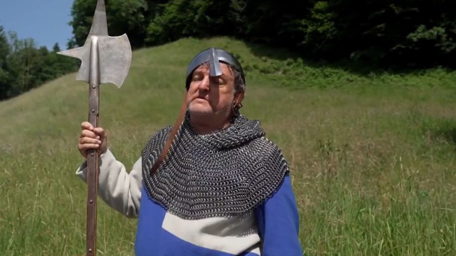 Dabei schlüpft er auch in historische Rollen.