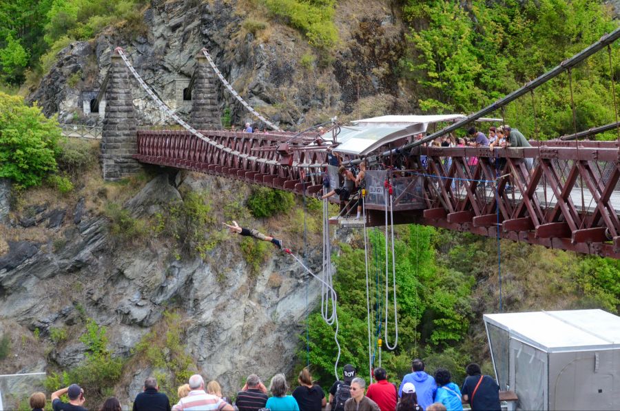 Mann springt von Kawarau-Brücke, Neuseeland