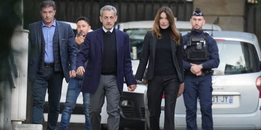 Ehefrau Carla Bruni unterstützte Sarkozy und begleitete ihn auch am Morgen seines Haftantritts.
