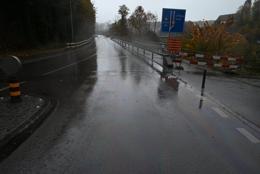 Durch Regenfälle wurde der Diesel die Strasse hinuntergespült.