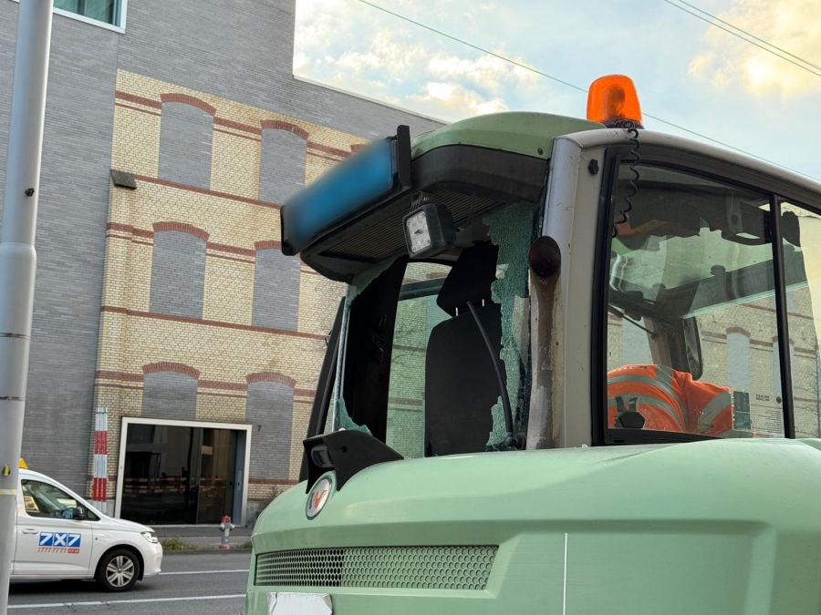 Die hintere Glas des Baggers ist kaputt.