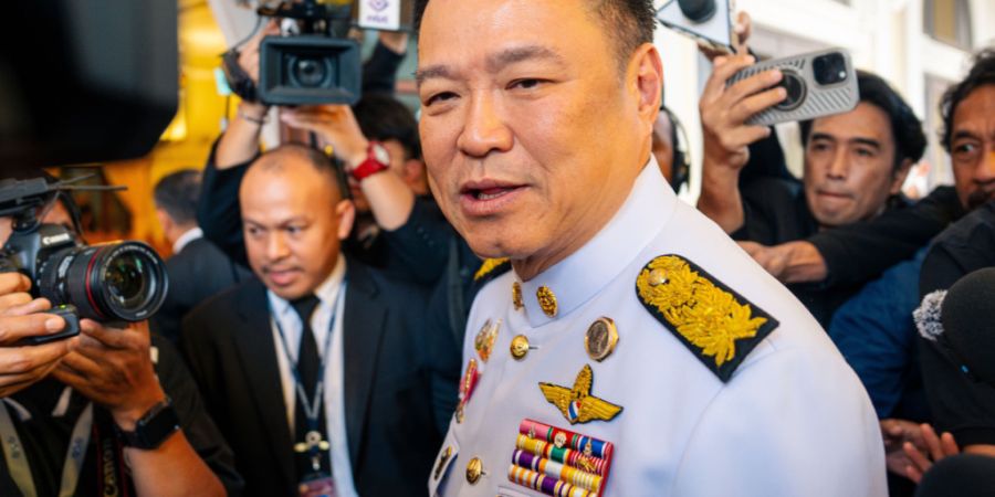 dpatopbilder - Thailands Premierminister Anutin Charnvirakul wird im Regierungsgebäude von Medienvertretern umringt. Foto: Arnun Chonmahatrakool/AP/dpa