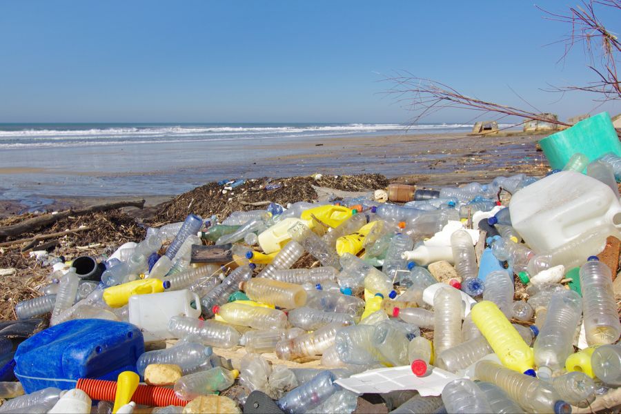 Nicht recyceltes Plastik stapelt sich in Müllbergen auf dem Meer oder an den Stränden. (Symbolbild)