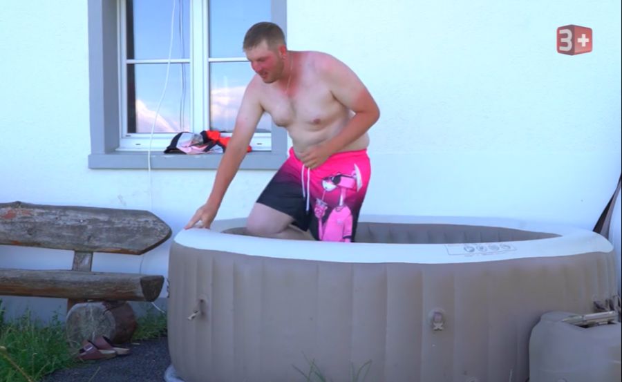 Sämi und seine Hofdame steigen gemeinsam in den Whirlpool.