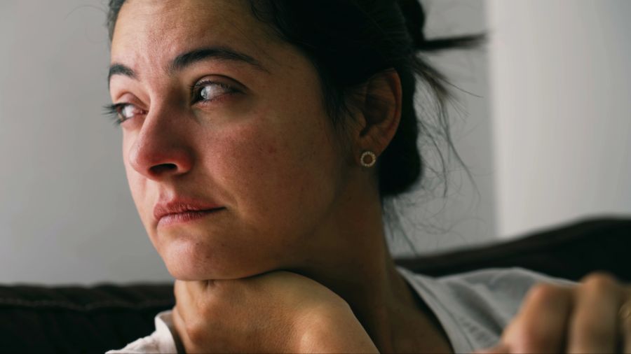 Nachdenkliche Frau schaut zur Seite
