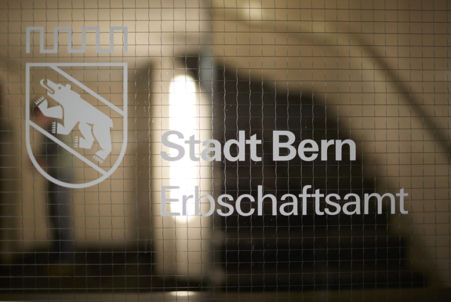 Diese besagt, dass Ehepartner für die Grundbedürfnisse eines Haushaltes solidarisch haften, auch wenn das Erbe ausgeschlagen wurde. Dazu gehört auch die Grundversicherung.