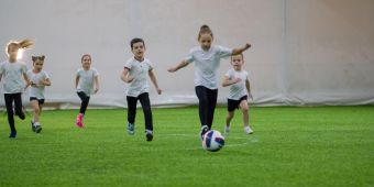 Kinder beim Fussballspielen