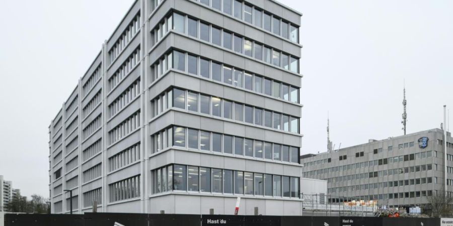 Das neue Polizeigebäude in Aarau bietet 160 Arbeitsplätze für die Kantonspolizei und die Staatsanwaltschaft. Im Hintergrund das Gebäude des Polizeikommandos.