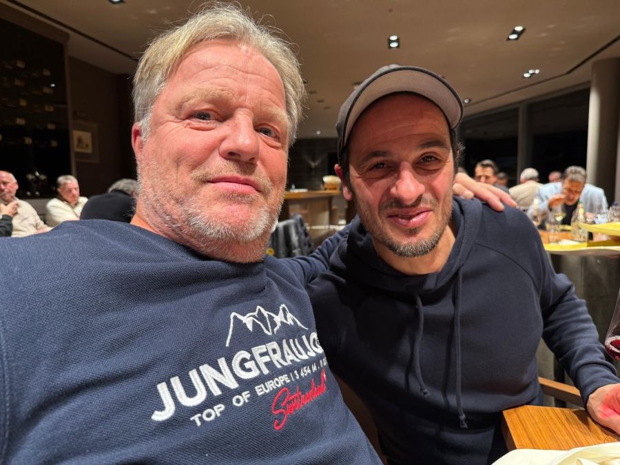 YB-Legende Lars Lunde (links) nach dem Spiel (mit Lino Masone von den YB Old Stars). Unser YB-Kolumnist hat gerade eine Hüft-Operation hinter sich, läuft noch nicht rund..