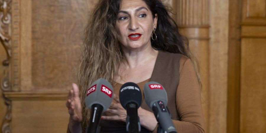 Kommissionspräsidentin Sibel Arslan (Grüne/BS) informiert die Medien über die Entscheide der Aussenpolitischen Kommission des Nationalrates zum Mandat für die Zoll-Verhandlungen mit...