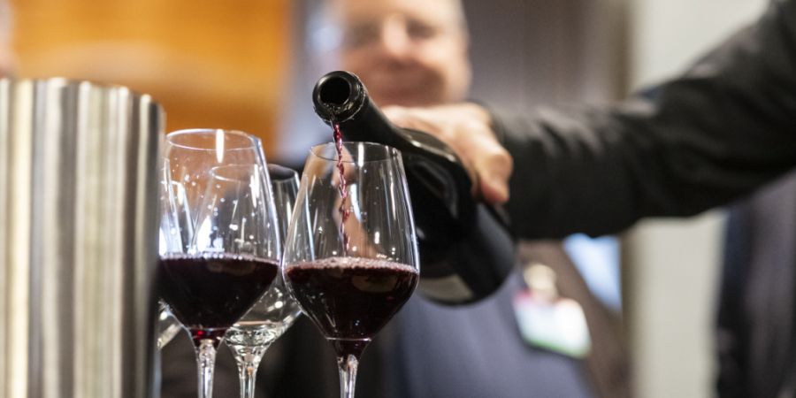 Die Motion Würth fordert das Abwarten weiterer Studien, bevor neue Empfehlungen zum Alkoholkonsum ausgesprochen werden. (Symbolbild)