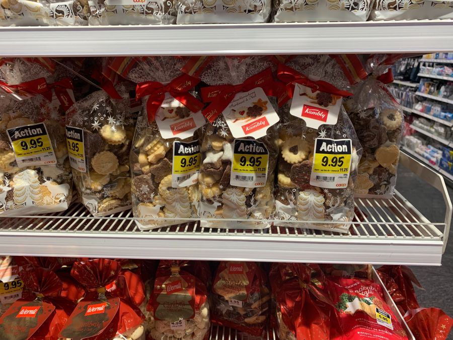 Bei Coop hingegen gibt es eine ähnliche Guetzlimischung mit mehr als der doppelten Menge, aber um die Hälfte günstiger.