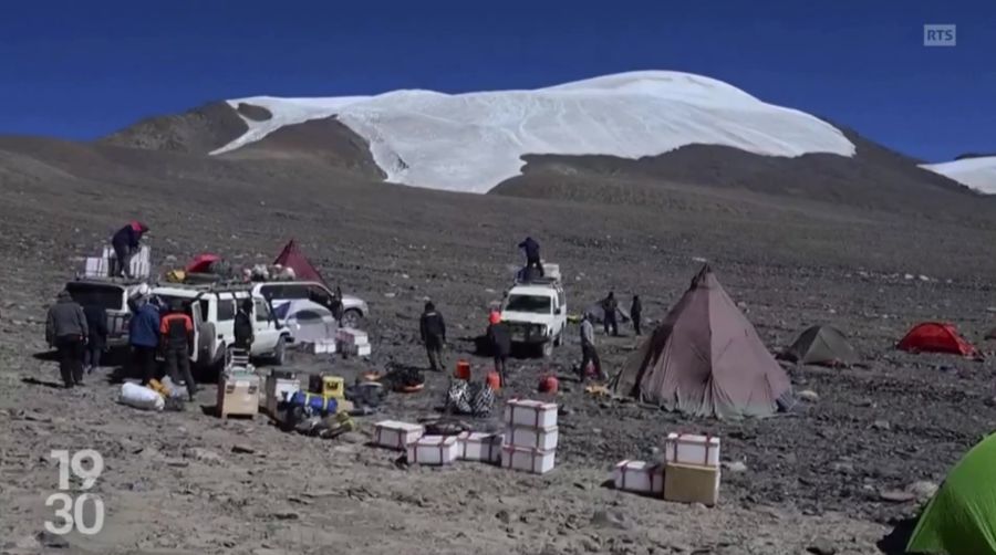 Das Basislager der Forschenden dient als Ausgangspunkt für die Expedition in die Höhen des Pamir.