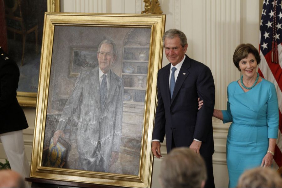 Auch das Portrait des ehemaligen Präsidenten George W. Bush wurde aus dem Blickfeld entfernt.