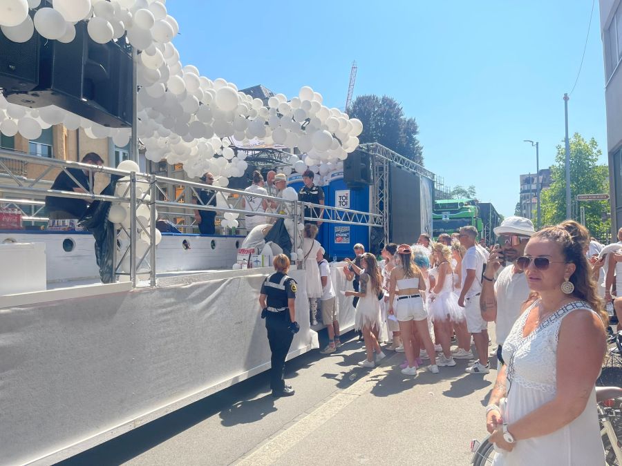 Erste Menschen besteigen die Lovemobiles.