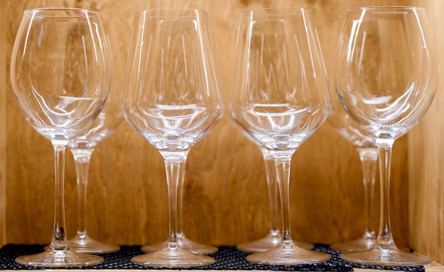 weingläser im schrank
