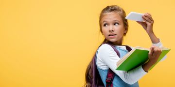 Schulkind Buch Smartphone Handy