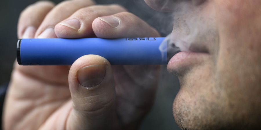 Die Mehrheit aller getesteten Einweg-E-Zigaretten fiel beim Basler Kantonslabor durch - unter anderem aufgrund eines zu hohen Nikotin- oder Bleigehalts. (Archivbild)