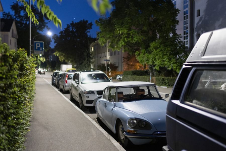 Die Quer- und Schrägparkplätze sollen bald durch Längsparkplätze ersetzt werden.