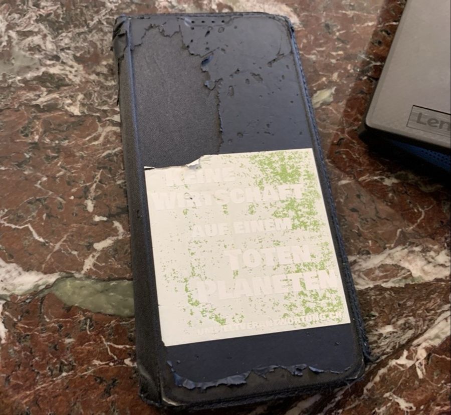 Auf Wettsteins Handy-Etui hingegen klebt ein abgewetzter Kleber der Umweltverantwortungsinitiative.