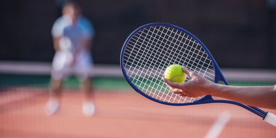 tennisschläger und ball