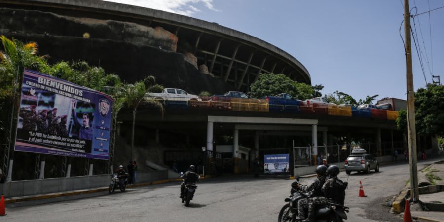 ARCHIV - Blick auf den Eingang des Geheimdienstgefängnisses Helicoide. Foto: Boris Vergara/dpa (Archivbild)