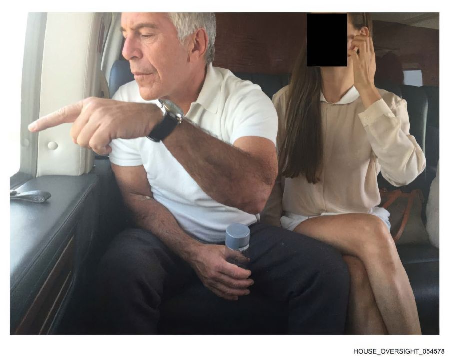 Unter den veröffentlichten Epstein-Akten befinden sich auch zahlreiche Fotos des Sexualstraftäters.