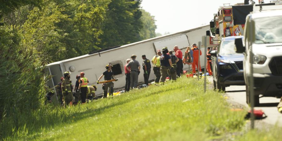 Mehrere Tote Rettungskräfte Bus